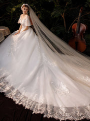 Vestido de novia lujoso con gran cola y nudo en el brazo