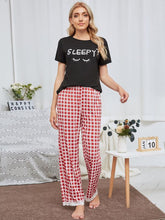Traje con top estampado de letras y pantalón cuadrado