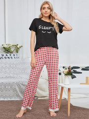 Traje con top estampado de letras y pantalón cuadrado