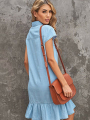 Vestido vaquero de manga corta con volantes y cuello camisero