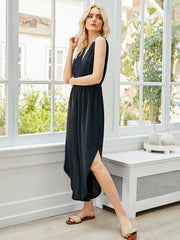 Ärmelloser Neckholder-Jumpsuit mit Schlitz und unregelmäßigem Schnitt