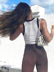 Top ajustado sin tirantes con estampado de letras