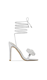 Silberne Pumps mit gekreuzter Spitze und Strass-Schleife