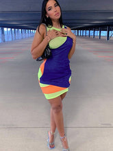 Schmales ärmelloses Kleid mit Farbnähten