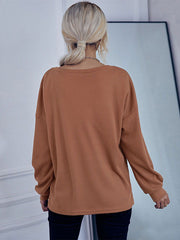 Einfarbiger Rundhals-Strickpullover mit Knopfleiste