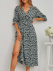 Kleid mit Schlitz und Leopardenmuster