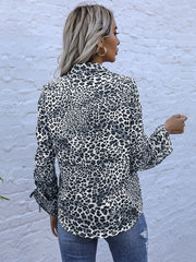 Camisa informal con estampado de leopardo y cuello vuelto
