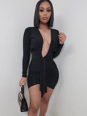 Einfarbiges, ultrakurzes Kleid mit tiefem V-Ausschnitt, langen Ärmeln, Quasten und Plissee