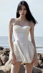 Trägerloses Straps-Minikleid in Weiß