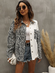 Chaqueta vaquera con bolsillos con estampado de cebra