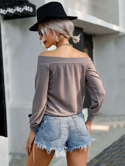 Einfarbiger Strickpullover mit einem Halsausschnitt