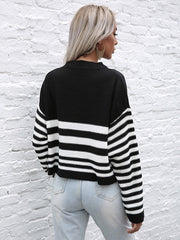 Gestrickter, gestreifter Rundhalspullover