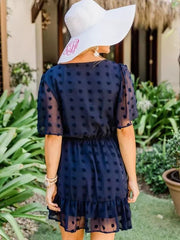 Schwarzes Wickel-Minikleid mit V-Ausschnitt und Schweizer Punkten und Rüschen