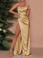 Langes Kleid mit Schlitz und hoher Taille