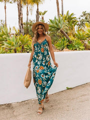 Spitzen-Patchwork-V-Ausschnitt Neckholder-Temperamentkleid im Resort-Stil