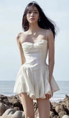 Trägerloses Straps-Minikleid in Weiß