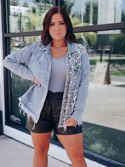 Chaqueta con flecos rotos y costuras estampadas