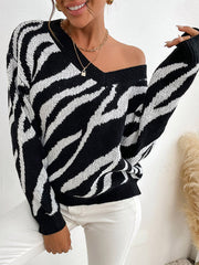 Suéter negro con cuello en V y estampado de cebra
