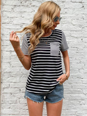 Lässiges, lockeres, gestreiftes T-Shirt