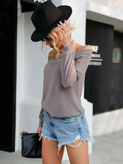 Einfarbiger Strickpullover mit einem Halsausschnitt