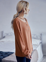 Einfarbiger Rundhals-Strickpullover mit Knopfleiste