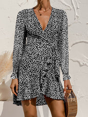 Vestido floral con cuello en V y cordones