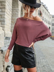 Einfarbiger Strickpullover mit einem Halsausschnitt