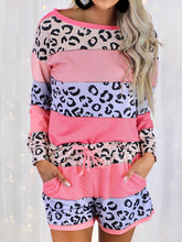 Traje casual con costuras y estampado de leopardo