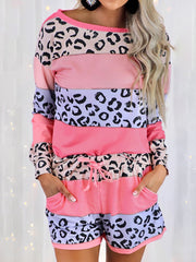 Traje casual con costuras y estampado de leopardo