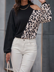Camiseta con hombros descubiertos y estampado de leopardo