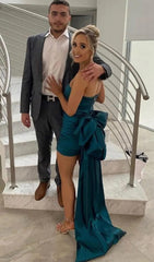 Trägerloses Minikleid mit Schleife