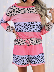 Traje casual con costuras y estampado de leopardo