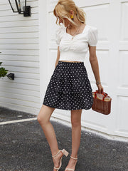 Falda corta con lunares blancos