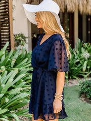 Schwarzes Wickel-Minikleid mit V-Ausschnitt und Schweizer Punkten und Rüschen