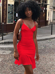 Vestido corto con volantes, espalda descubierta y costuras halter en color liso