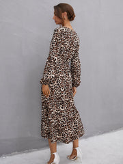 Mittellanges Kleid mit Leopardenmuster und V-Ausschnitt