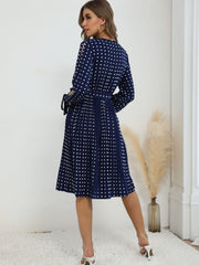 Vestido plisado de lunares azules con cuello en V