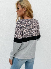 Camiseta con cuello en V y estampado de leopardo de Collision