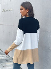 Strickpullover in kontrastierenden Farben