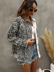 Chaqueta vaquera con bolsillos con estampado de cebra