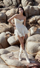 Trägerloses Straps-Minikleid in Weiß