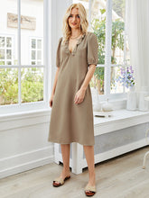 Kleid mit Schlitz und Laternenärmeln