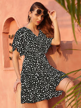 Falda floral negra de verano con escote en V