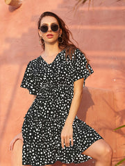 Falda floral negra de verano con escote en V