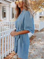 Vestido camisero vaquero corto con botones negros y lazo en la cintura