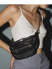 Bolso bandolera con cadena negra