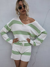 Gestreifter, lockerer, dünner Pulloveranzug mit V-Ausschnitt und langen Ärmeln