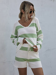 Gestreifter, lockerer, dünner Pulloveranzug mit V-Ausschnitt und langen Ärmeln