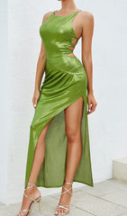 Grünes Midikleid mit Riemchen und Schlitz am Oberschenkel