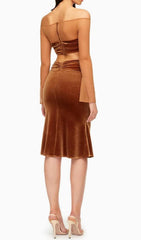 Zweiteiliger Anzug aus Samt mit Netzärmeln